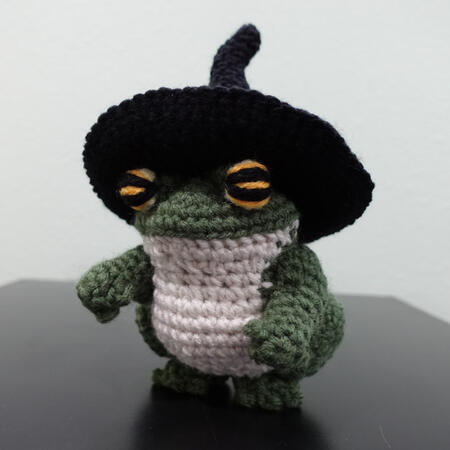 Untitled a crochet frog in a wizard hat